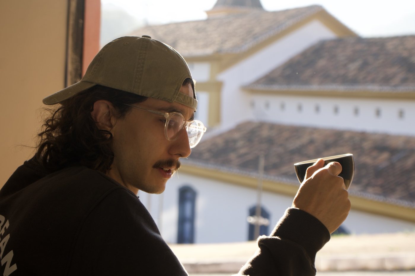 Breno avaliando o café em uma sessão de cupping